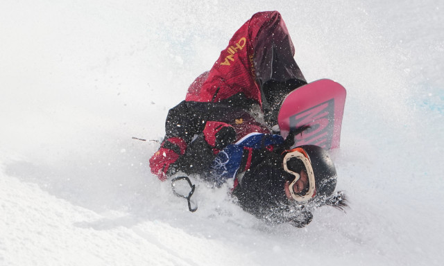 Χειμερινοί Ολυμπιακοί Αγώνες: Τρομακτική πτώση της σνόουμπορντερ Liu Jiayu- Τραυματίστηκε στο κεφάλι