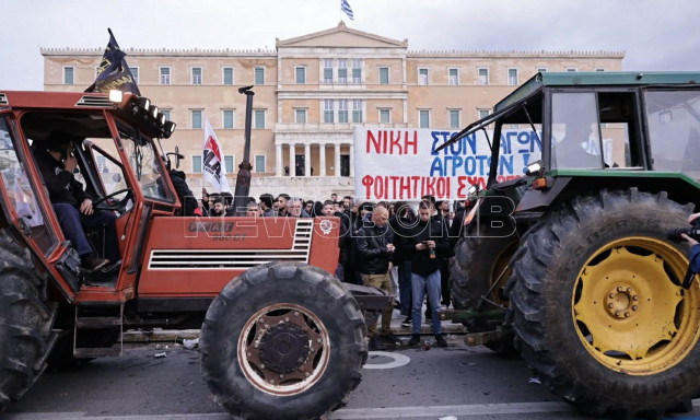 Στο Σύνταγμα οι αγρότες: Δεκάδες τρακτέρ στο κέντρο της Αθήνας - Βίντεο