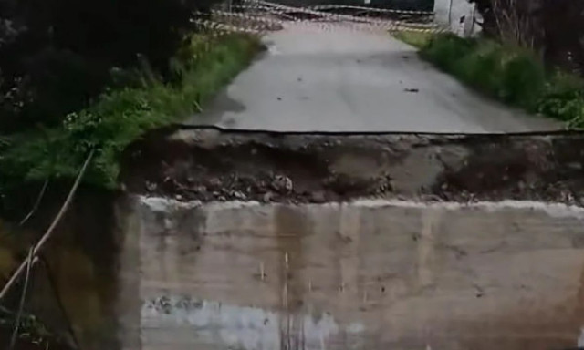 Κρήτη: Κατέρρευσε δρόμος στο Τυμπάκι - Βίντεο