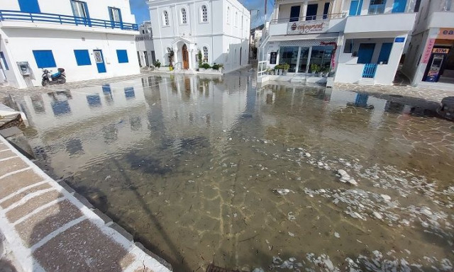 Πάρος: Η θάλασσα βγήκε στη στεριά - Πλημμύρισε πλατεία