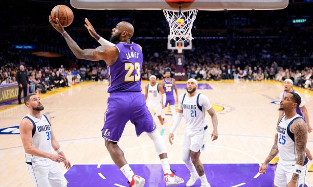 NBA: Απίθανο ρεκόρ από τον Λεμπρόν Τζέιμς, oι Μπακς λύγισαν τους πρωταθλητές - Όλα τα highlights