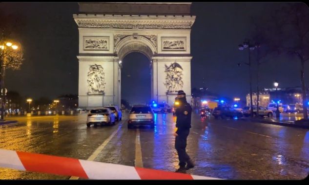 Παρίσι: Αστυνομικοί πυροβόλησαν άνδρα που απειλούσε με μαχαίρι κάτω από την Αψίδα του Θριάμβου