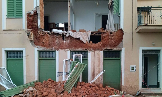 Κακοκαιρία: Τοίχος σπιτιού κατέρρευσε στη Μεσσήνη - Από θαύμα δεν υπήρξαν τραυματισμοί