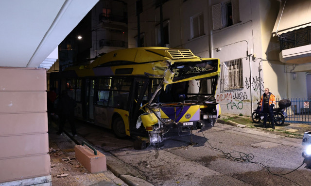 Πετράλωνα: Τρόλεϊ έπεσε σε πολυκατοικία - Τραυματίας ο οδηγός