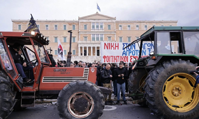 Στο Σύνταγμα οι αγρότες: Δεκάδες τρακτέρ στο κέντρο της Αθήνας - Βίντεο