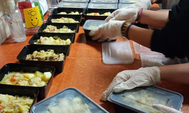 Θεσσαλονίκη: Οι «Περβολάρηδες» μαγειρεύουν ελπίδα – 100 μερίδες φαγητού κάθε εβδομάδα