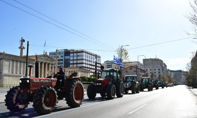 Αναχωρούν οι αγρότες από το Σύνταγμα