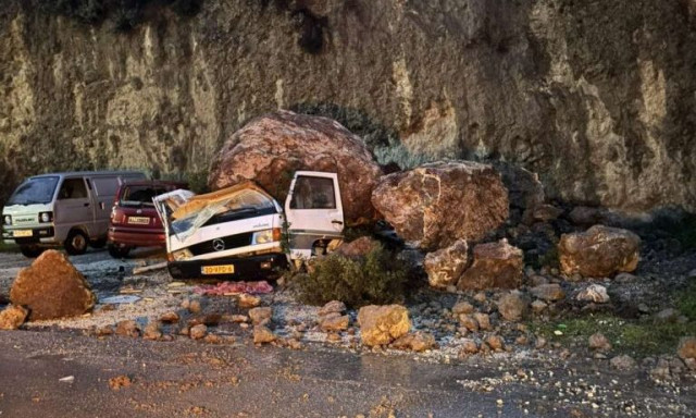 Κακοκαιρία στην Ήπειρο: Κλειστοί δρόμοι και νέες κατολισθήσεις - Βράχια καταπλάκωσαν αυτοκίνητο