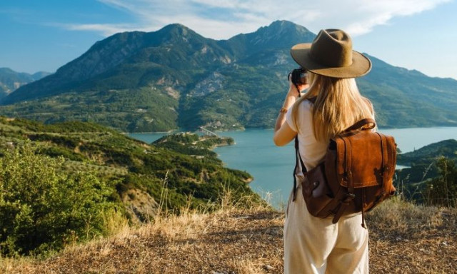 Η Ελλάδα στους top προορισμούς των «solo travelers» - Τι είναι η νέα τάση