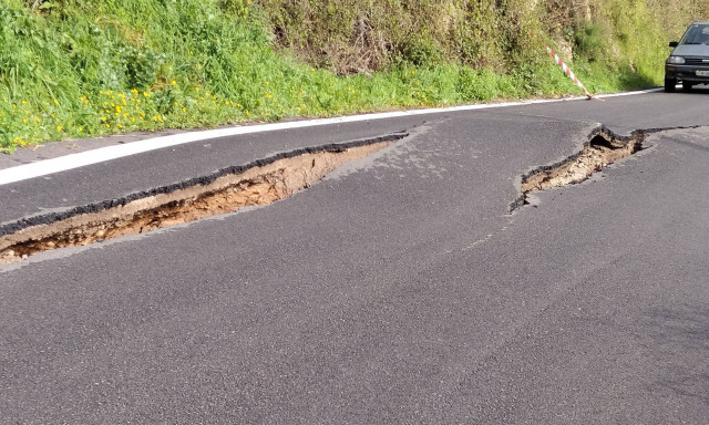 Μεγάλη καθίζηση σε δρόμο της Γορτυνίας - Άνοιξε στα δύο το οδόστρωμα