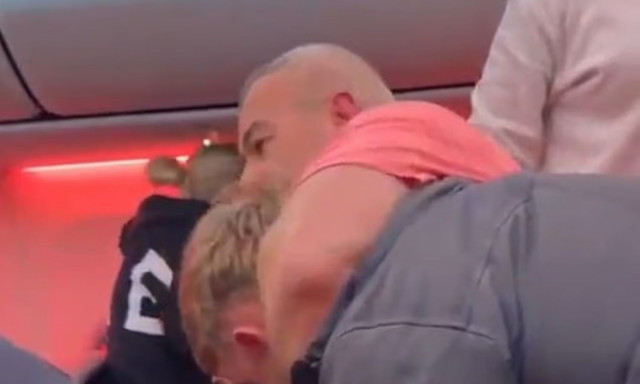 Βρετανία: Νέο βίντεο από το άγριο ξύλο σε πτήση από την Τουρκία