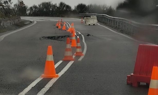 Διακοπή και εκτροπή κυκλοφορίας οχημάτων στην εθνική οδό Τρίπολης – Πύργου, λόγω κατολίσθησης