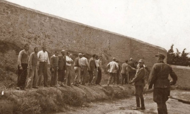 Ιστορική ημέρα: Για πρώτη φορά δημοσιεύονται φωτογραφίες από την εκτέλεση των 200 στην Καισαριανή