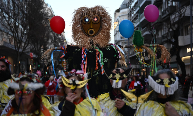 Θεσσαλονίκη: Χιλιάδες καρναβαλιστές διασκέδασαν με φαντασία και ξέφρενους ρυθμούς στην Αριστοτέλους