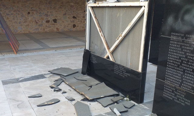 Καισαριανή: Βανδάλισαν το μνημείο των εκτελεσθέντων λίγη ώρα μετά τη δημοσίευση των φωτογραφιών