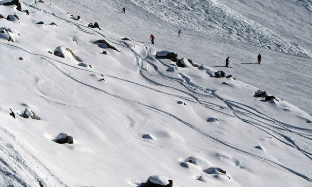 Άλπεις: Η στιγμή που ελικόπτερο προκαλεί χιονοστιβάδα στο πλαίσιο προληπτικών μέτρων ασφαλείας
