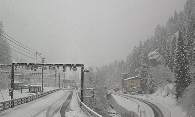 Ελβετία: Εκτροχιασμός επιβατικού τρένου - Χιονοστιβάδα έπληξε τη γραμμή