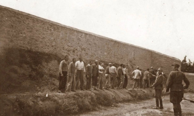 ΥΠΠΟ: Πολύ πιθανόν να είναι αυθεντικές οι φωτογραφίες με τους 200 πατριώτες στην Καισαριανή