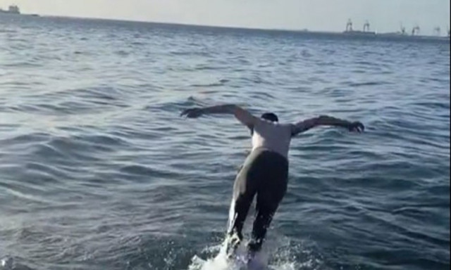 Θεσσαλονίκη: Νεαρός βούτηξε στον Θερμαϊκό - Δείτε το ξεκαρδιστικό βίντεο