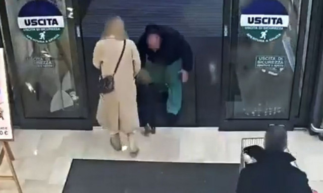 Ιταλία: Βίντεο που κόβει την ανάσα - Η στιγμή που άστεγος αρπάζει παιδί από καρότσι