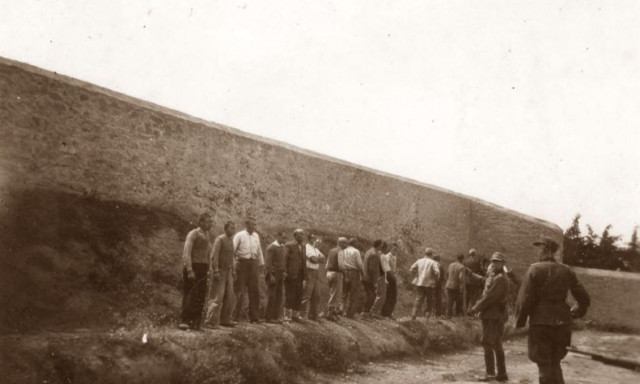 «Σταμάτησα τη δημοπρασία, δεν έχω αποφασίσει την πώλησή τους»: Ο κάτοχος των φωτό της Καισαριανής