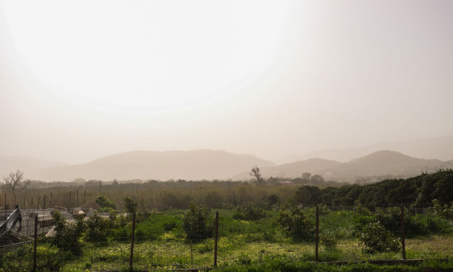 Καιρός: Υποχωρεί σταδιακά η σκόνη από την Αφρική – Πτώση της θερμοκρασίας και καταιγίδες από Τρίτη