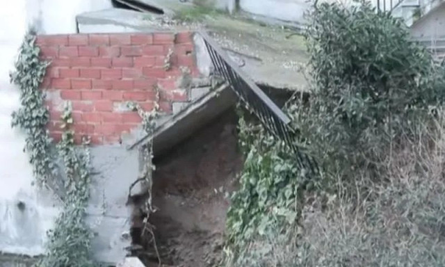 Κατολίσθηση στη Θεσσαλονίκη: Πολυκατοικίες βρίσκονται στον «αέρα» από τις βροχοπτώσεις