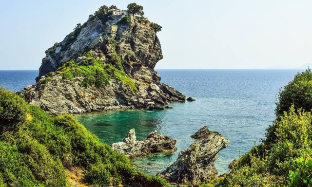 Το νησί των Βορείων Σποράδων που βρίσκεται στη λίστα με τους κορυφαίους προορισμούς του κόσμου