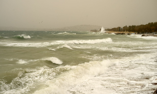 Καιρός: «Καμπανάκι» Τσατραφύλλια για θυελλώδεις ανέμους σε Ιόνιο και Θεσσαλονίκη τις επόμενες ώρες
