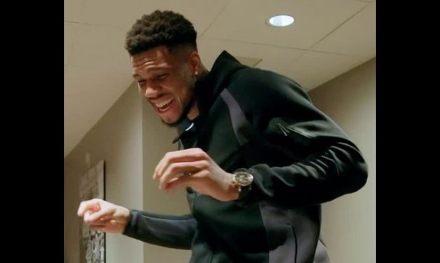 Ο Γιάννης Αντετοκούνμπο έκανε… χαμό χορεύοντας και τραγουδώντας Μάικλ Τζάκσον – Βίντεο