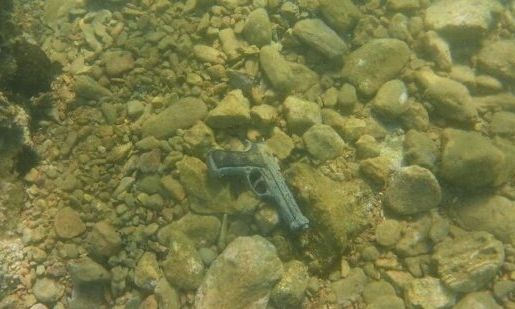 Βόλος: Πιστόλι κρότου εντοπίστηκε μέσα στη θάλασσα, λίγα μέτρα από την ακτή