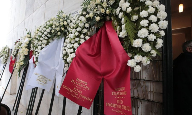 Συγκίνηση στο τελευταίο αντίο στον Αριστείδη Μανωλάκο - Παρόντες Τσίπρας, Φάμελλος, Χαρίτσης