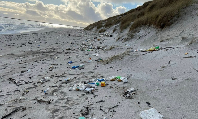 Σκουπίδια της δεκαετίας του 1960 από τον Καναδά, ξεβράστηκαν σε νησί της Σκωτίας