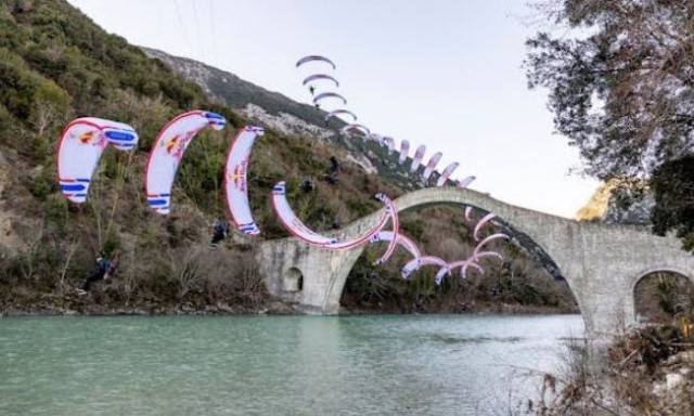 Απίστευτο αεροβατικό trick στο Γεφύρι της Πλάκας