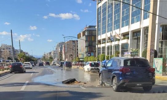 Άνοιξε τρύπα στη μέση της Συγγρού από σπασμένο αγωγό ύδρευσης