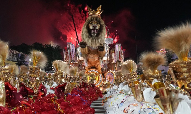 Το Καρναβάλι του Ρίο σε εικόνες: Το πιο ξέφρενο παγκόσμιο πάρτι - Ωδή σε φτερά, πούπουλα και γκλίτερ