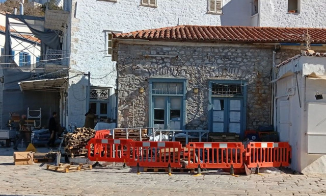 Σε «πυρετό» γυρισμάτων η Ύδρα: Ο Μπραντ Πιτ μετατρέπει το νησί σε «κινηματογραφικό πλατό» - Εικόνες