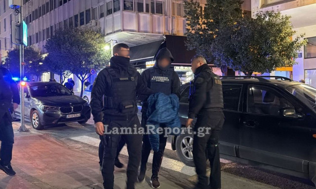 Λαμία: Στα δικαστήρια με αλεξίσφαιρο γιλέκο ο αρχιφύλακας των φυλακών Δομοκού