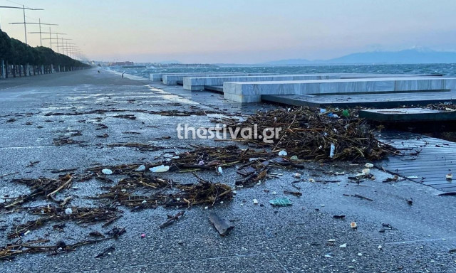 Κακοκαιρία στη Θεσσαλονίκη: Ο Θερμαϊκός βγήκε στη στεριά - Πτώσεις δένδρων λόγω των ισχυρών ανέμων