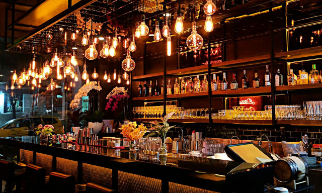 Πάτρα: Μπήκαν με όπλο και μαχαίρι σε μπαρ και έψαχναν τον ιδιοκτήτη