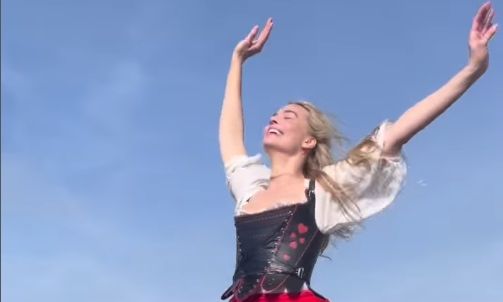 Μάργκο Ρόμπι: Χορεύει στα «Ανεμοδαρμένα Ύψη» και γίνεται viral