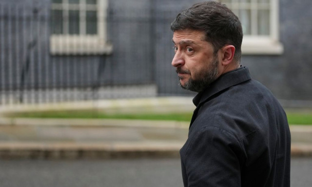 Η λάμψη του Ζελένσκι ξεθωριάζει - Από τη δημοφιλία εν καιρώ πολέμου στην αμφισβήτηση