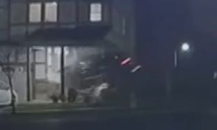 ΗΠΑ: Αυτοκίνητο «εκτοξεύεται» σε κτίριο - Στο νοσοκομείο ο οδηγός, σώοι οι ένοικοι - Βίντεο