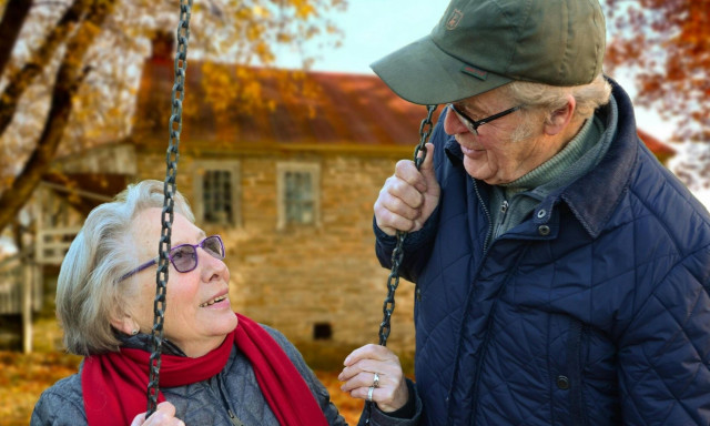 Έρευνα: Tα 25 σημάδια που αποκαλύπτουν ότι γεράσαμε - Το «τεστ» που φανερώνει την ηλικία μας