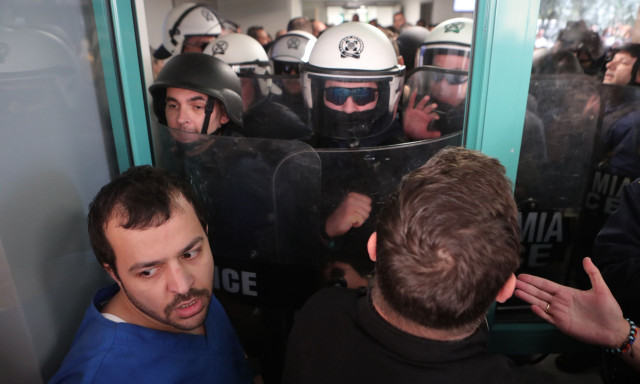 Επεισόδια μεταξύ νοσηλευτών και αστυνομικών στο νοσοκομείο Νίκαιας κατά την επίσκεψη Γεωργιάδη