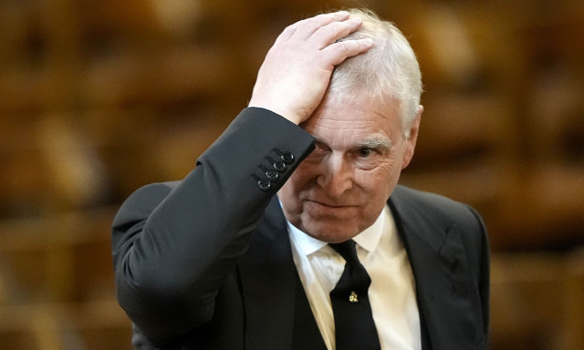 Η Βρετανία εξετάζει την πιθανότητα να διαγράψει τον Άντριου από τη σειρά διαδοχής του θρόνου