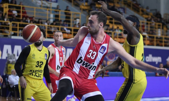 Ολυμπιακός: Κάταγμα στον δεξιό αντίχειρα ο Νίκολα Μιλουτίνοφ