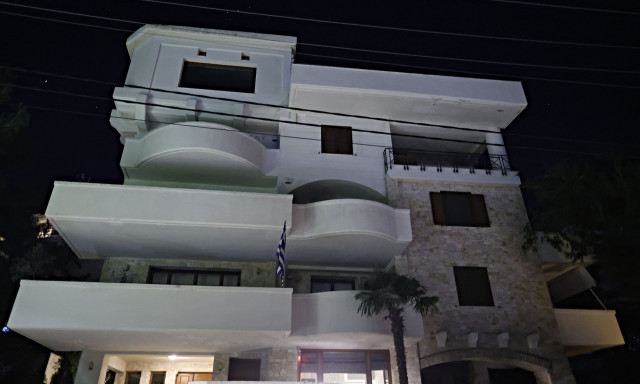 Βάρη: Ανέβαζαν υλικά, ο γερανός ακούμπησε ηλεκτροφόρα καλώδια, κεραυνοβολήθηκαν και οι δύο