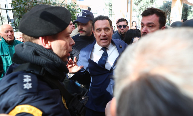 Επεισόδια μεταξύ νοσηλευτών και αστυνομικών στο νοσοκομείο Νίκαιας κατά την επίσκεψη Γεωργιάδη