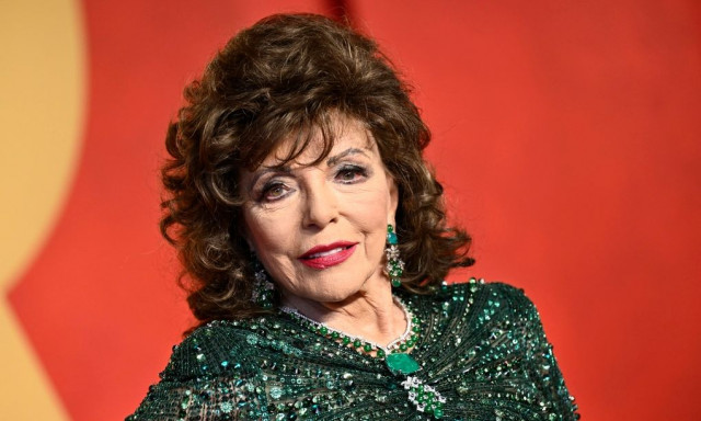 Στα 92 της, η Joan Collins μοιάζει σαν να μην έχει περάσει μέρα από πάνω της